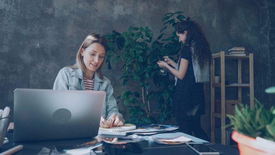 Mujer trabajando en oficina moderna