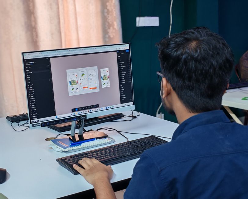 Diseñadora creando interfaces en un ordenador