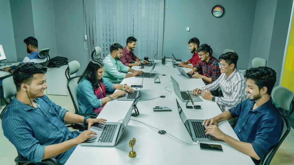 Grupo de profesionales colaborando en una oficina moderna