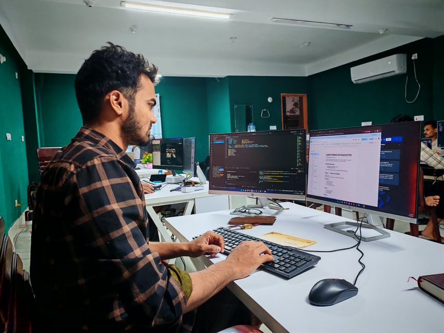 Desarrollador de software trabajando con doble monitor