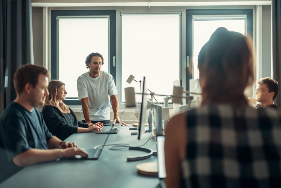 Equipo diverso discutiendo en una reunión colaborativa